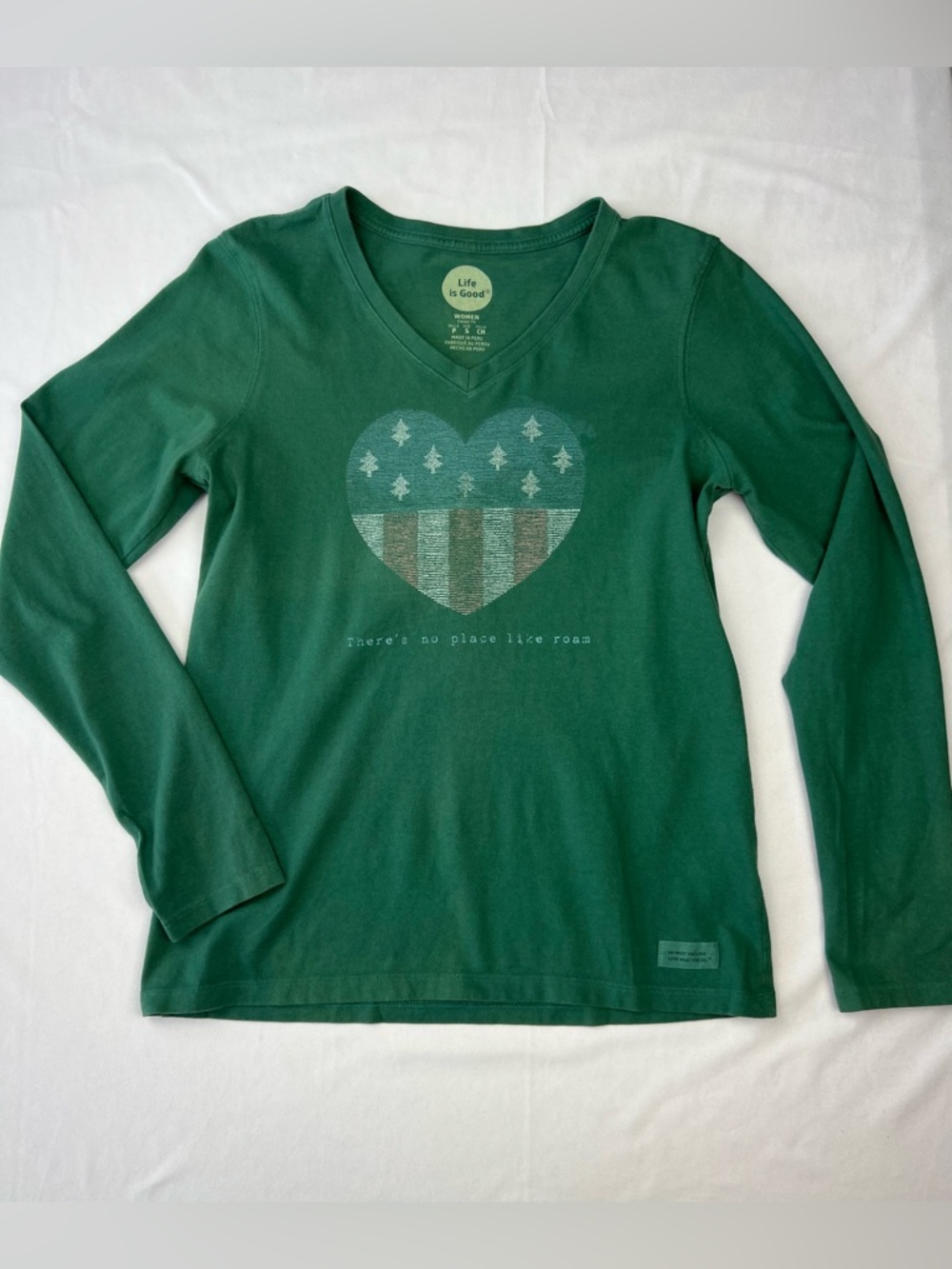 Life is Good No Place Like Roam LS Tee V-Neck Heart Flag Graphic Small